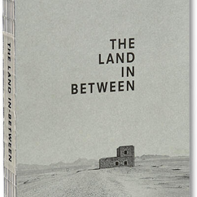 アート・デザイン・音楽 The land in between / ursula schulz THE LAND IN BETWEEN by Ursula Schulz-Dornburg – twelvebooks